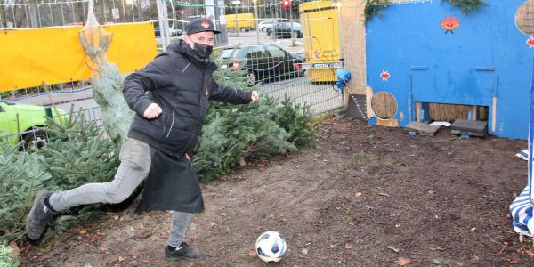 Bruzzelhütte: Beim Schießen auf die Torwand winkt ein Weihnachtsbaum