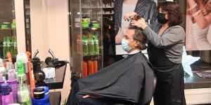 Ansturm auf Friseure: Hier fällt die letzte Locke vor dem Lockdown.