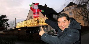 Hingucker in der Dempwolfstraße: Harburgs größter Weihnachtsmann