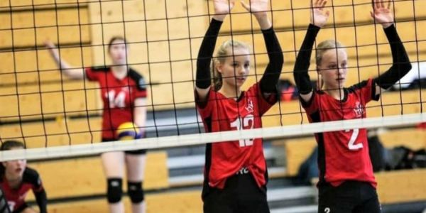 Ein eingespieltes Team: Die Volleyball-Talente Mari (links) und Finnja in Aktion. Foto: HNT Finnja und Mari: Zwei Talente auf dem Sprung in die Nationalmannschaft