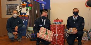 Wasserschutzpolizisten packen Päckchen für Seeleute im Hafen