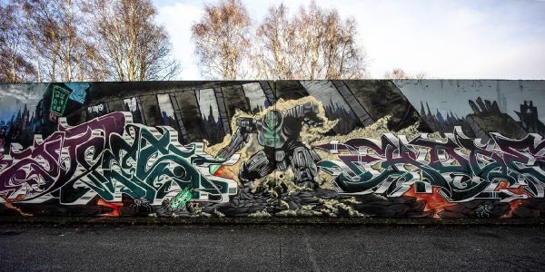 Graffiti an der Flutschutzwand: Neu und so düster wie der Januar