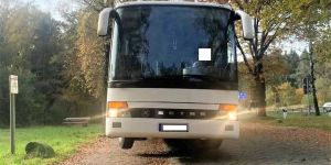 Autobahn 7: Reisebus fährt auf drei Rädern durch Niedersachsen