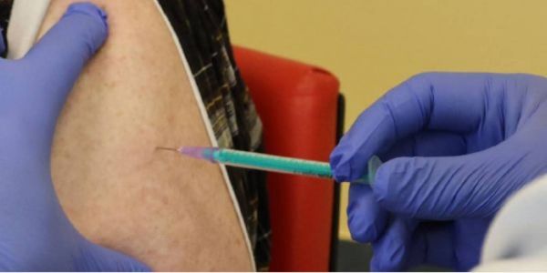 Erst der Piks, dann das Buch: Corona-Impfung in der Bücherhalle Harburg