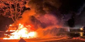 Autobahnparkplatz Rosengarten: Kleintransporter in Flammen