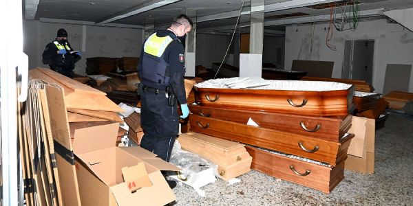 Polizei entdeckt Drogenplantage – außerdem mehrere Särge aufgefunden – Die Särge sollten zur Corona-Zeit verkauft werden