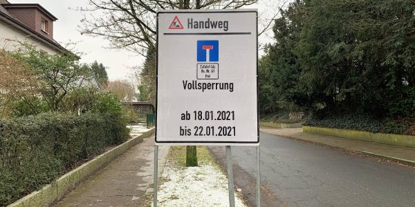 Hinweisschild an der Bremer Straße: Der Handweg wird voll gesperrt. Foto: Christian Bittcher Marmstorf: Der Handweg wird für fünf Tage voll gesperrt