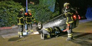 PKW überschlägt sichMitten im Wohngebiet  in Rönneburg - zwei Verletzte