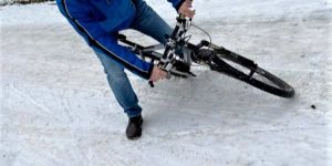 Im Hamburger Süden werden neue Streumittel für Radwege getestet