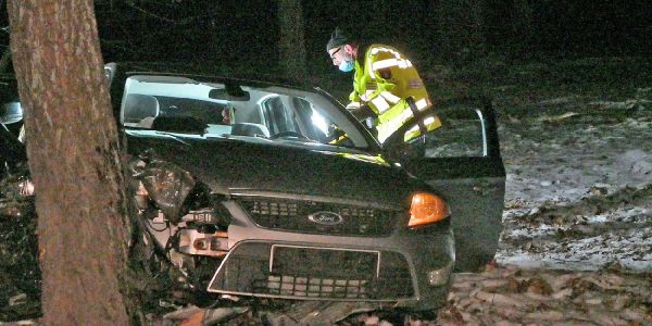 Verfolgungsfahrt nach Verkehrsunfallflucht in Neugraben - eine männliche Person verletzt, zwei zivile Polizeifahrzeuge beschädigt