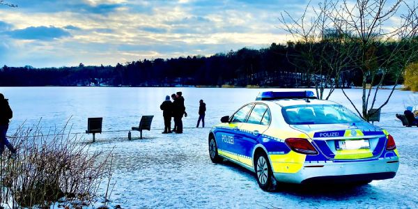 Viele Menschen auf Außenmühle: Polizei räumt Eis mit Lautsprecherdurchsagen