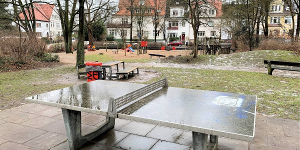 Der Spielplatz liegt in einem Waldstück am Geesthang, und ist ein kleiner Park mitten in der Siedlung. Foto: Christian Bittcher Schöner spielen in Heimfeld: Spielplatz Kiefernberg wird erneuert
