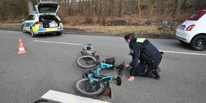 E-Bike-Fahrerin bei Verkehrsunfall mit PKW in Maschen schwer verletzt - Rettungshubschrauber bringt sie in Klinik