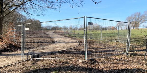 Noch liegt er hinter einem Bauzaun: Neuer Weg zum Stadtpark in Marmstorf