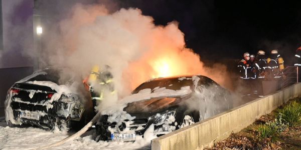 Zwei geparkte Fahrzeuge brannten am Ehestorfer Weg