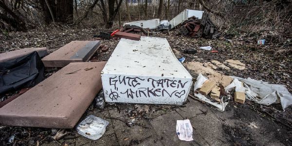 Illegale Müllentsorgung mit dreist verhöhnenden Spruch