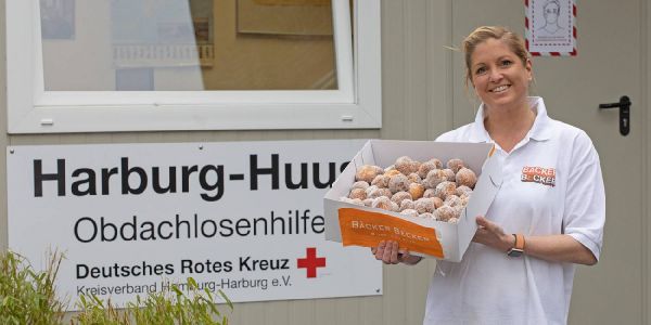 Kleines Dankeschön: Viele Quarkbällchen für Corona-Helfer