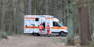 Nahe Vahrenwinkelweg: Radfahrer entdeckt Toten im Wald