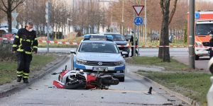 Mit Motorrad gegen Lichtmast gerast: Motorradfahrer stirbt in Neugraben