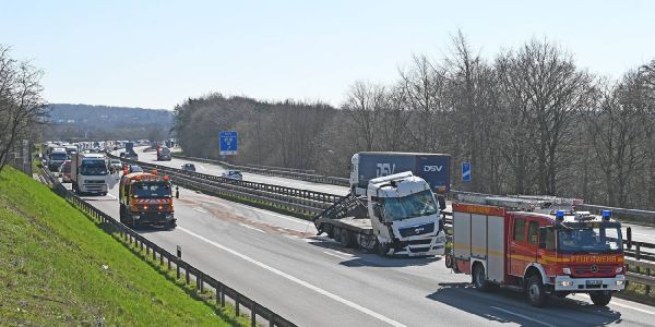 Auffahrunfall auf der A7 sorgt für Vollsperrung und Verkehrsprobleme