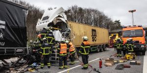 Schwerer Lkw-Unfall auf der A7 bei Marmstorf fordert ein Todesopfer