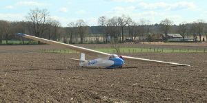 Außenlandung eines Segelflugzeugs sorgte für Feuerwehreinsatz