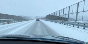 Der Winter feiert ein Comeback: Schneetreiben auf der Reichsstraße 