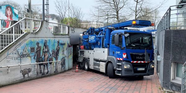 Der Entstördienst von Hamburg Wasser war am Sonntag am Fußgängertunnel, um den Abfluss zu reinigen, damit das Regenwasser abfließen konnte. Foto: Christian Bittcher Verstopfter Abfluss: Sonntag gab es nasse Füße im Tunnel zum Binnenhafen