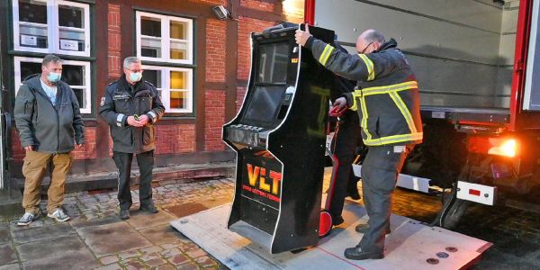Erneute Glückspielrazzia in Harburg. Illegale Automaten sichergestellt und acht Personen kontrolliert