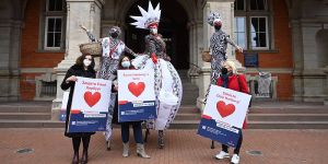 Ein Jahr nach Ausbruch der Pandemie eilen Politspitzen nach Harburg