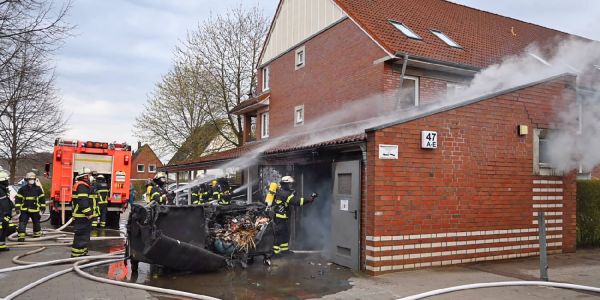 Feuerwehr verhindert Brandausbreitung auf Carport