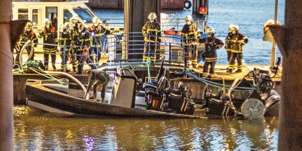 SEK-Boot der Hamburger Polizei drohte nach Wassereinbruch zu sinken
