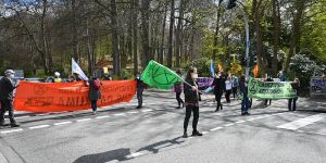 extinction rebellion blockiert Stader Straße fünf Mal für fünf Minuten und Protestiert gegen A26