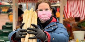 Endlich ist er da: Harburgs Wochenmarkt startet in die Spargelsaison