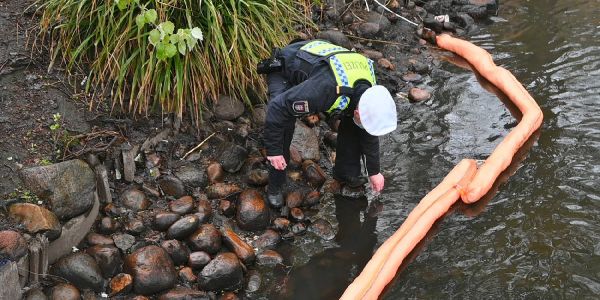 Große Menge Diesel ist in den Seevekanal - Kraftstoffspur in großen Teilen der Harburger Innenstadt