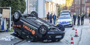 Auto überschlägt sich nach Kollision in der Nöldekestraße