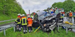 Feuerwehr befreit eingeklemmten Fahrer nach Verkehrsunfall auf der A39