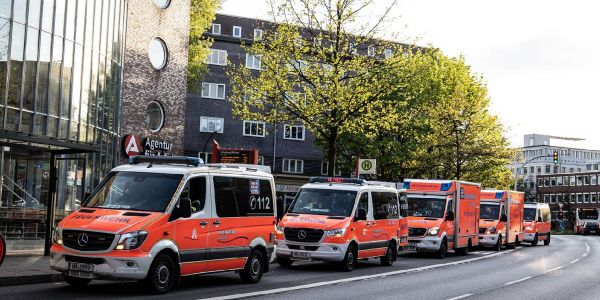 Einsatzkräfte der Feuerwehr sind am Harburger Ring aufgefahren. Foto: André Zand-Vakili Großeinsatz von Polizei und Feuerwehr wegen gemeldeter Massenschlägerei