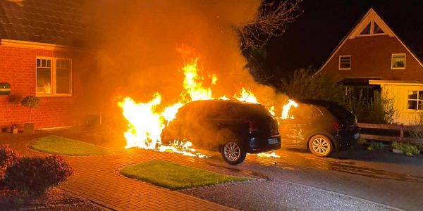 Ramelsloh: Zwei Autos durch Feuer zerstört