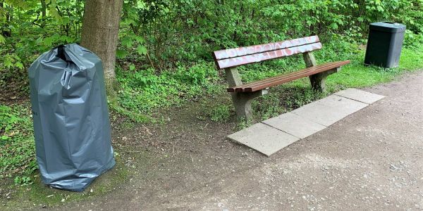 Verwunderung im Harburger Stadtpark: Warum sind viele Mülleimer verhüllt?