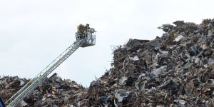 Feuerwehreinsatz wegen brennenden Schrotthaufens im Hafen