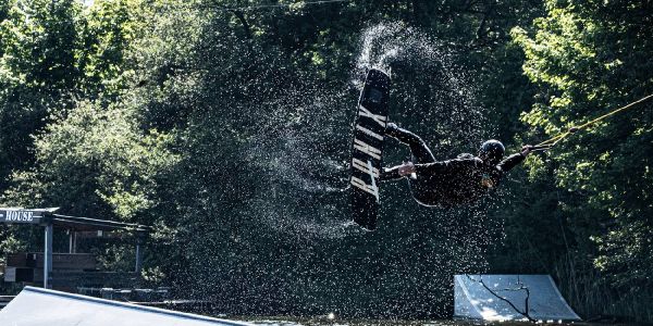 Die Sonne lässt das Wasser bei großen Sprüngen glitzern