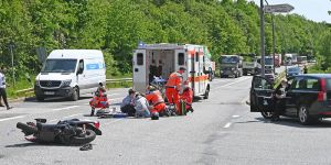 Rollerfahrer und Liederdienst - Auto kolidieren an Landesgrenze Harburg-Seevetal - zwei Verletzte