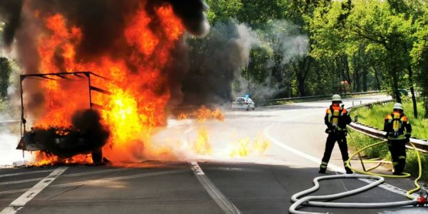 Flammen im Horster Dreieck: Kleintransporter brennt vollständig aus