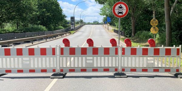 Hier kommt man nicht mehr durch: Die Neuländer Straße wurde zwischen Hannoverscher Straße und Werrastieg gesperrt. Außerdem sind die Auf- und Abfahrten der B75 gesperrt. Foto: Christian Bittcher Geduldsprobe für Harburgs Autofahrer: Neue Baustelle sorgt für lange Staus