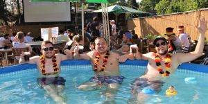 Pool-Position: Drei Freunde genießen Deutschland-Sieg im Bruzzelhütten-Pool