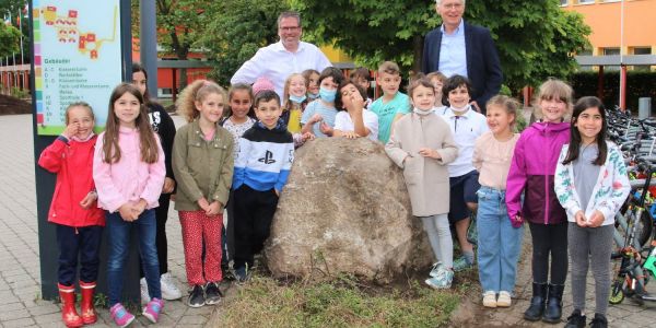 Uralter Neuzugang an der Alten Forst: Findling aus der Steinzeit ist da