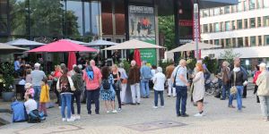 Die Kultur ist zurück: Viele Besucher bei Open-Air-Konzert auf Museumsplatz