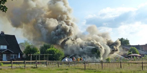 Acht Feuerwehren bekämpfen Großbrand in Ramelsloh