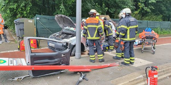 Einsatzkräfte der Feuerwache Süderelbe holen den Verletzten aus dem Auto. Foto: MüGü Fahranfänger bei Verkehrsunfall auf der Cuxe schwer verletzt
